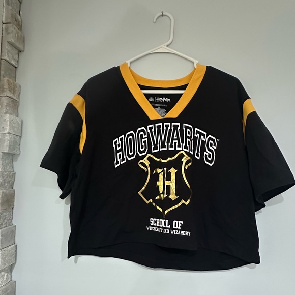 Harry Potter Black and Yellow Hogwarts Graphic Tee Size XL - Picture 3 of 6